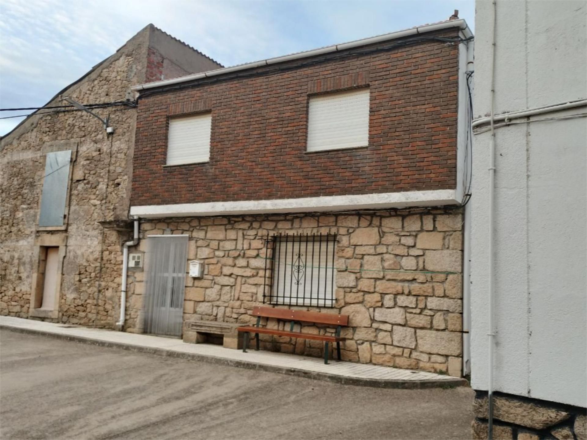Vista exterior de Casa adosada en venda en Aldeadávila de la Ribera amb Moblat