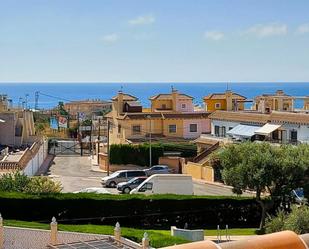 Vista exterior de Casa o xalet en venda en Torrevieja amb Aire condicionat, Terrassa i Balcó