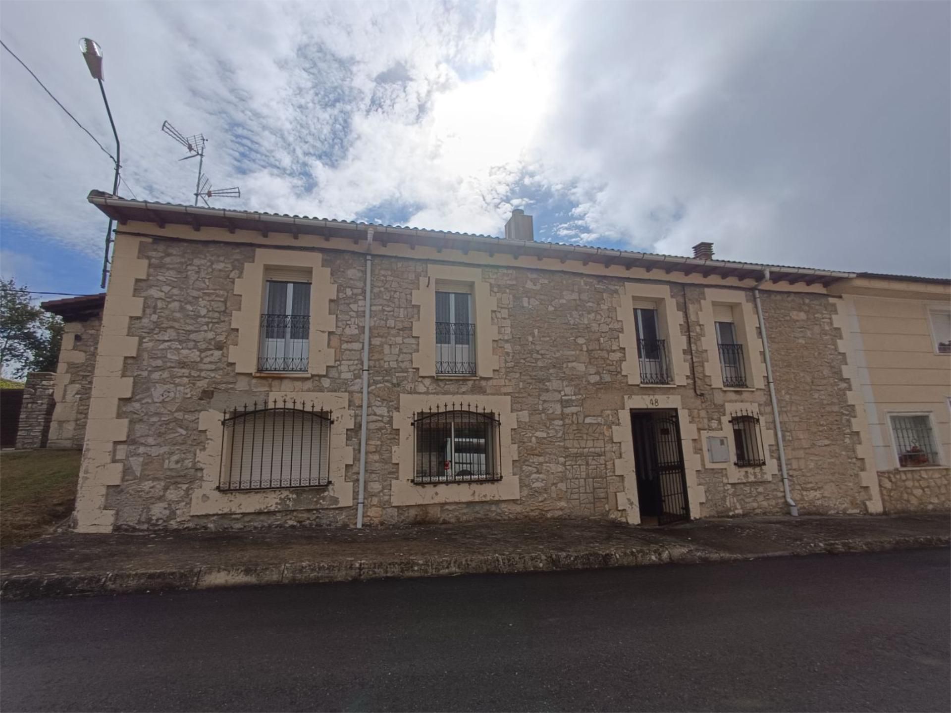 Exterior view of Single-family semi-detached for sale in Valle de Valdebezana  with Heating, Private garden and Parquet flooring