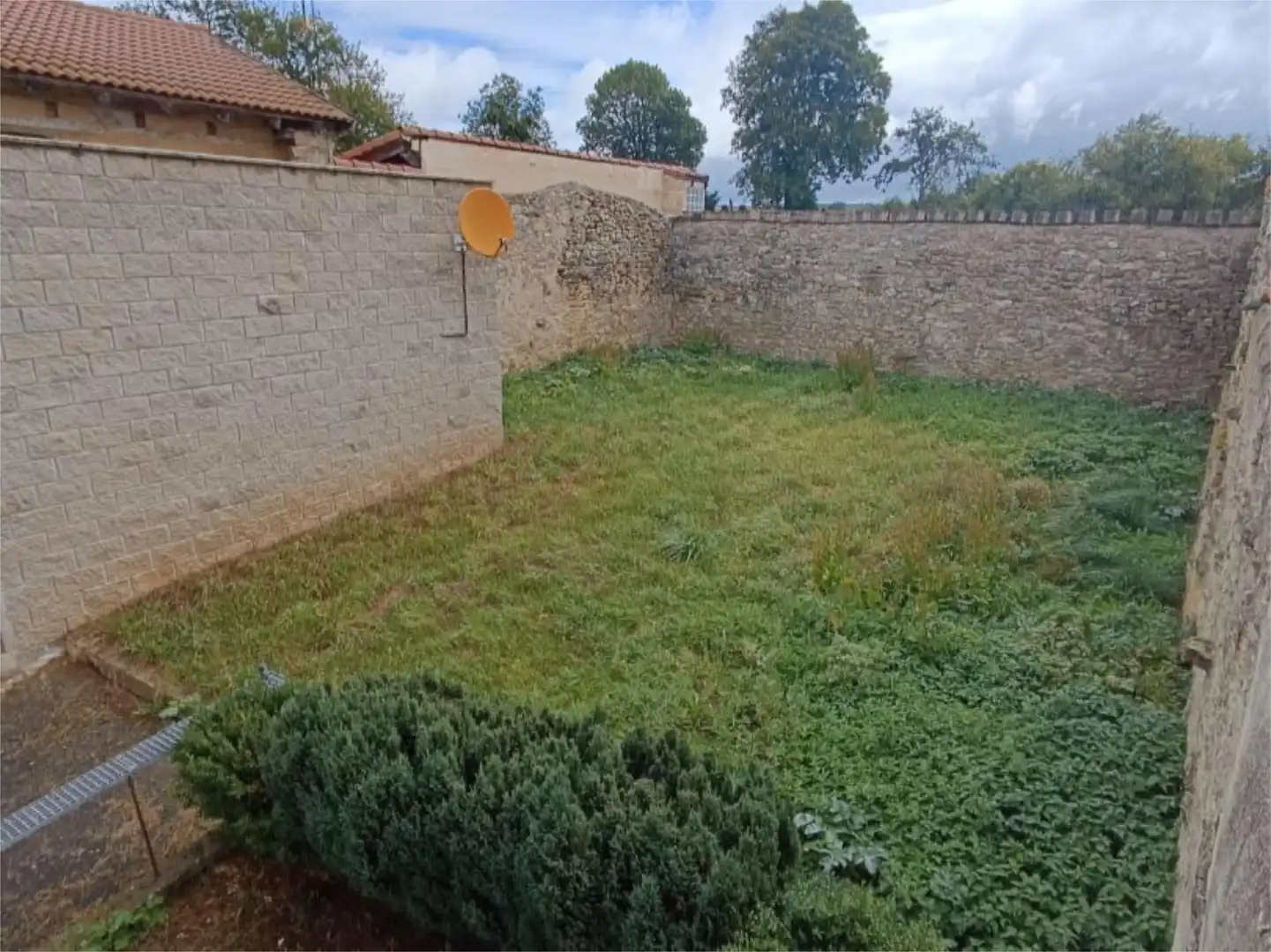 Casa adosada en venta en Valle de Valdebezana Casa adosada en venta en Valle de Valdebezana con Calefacción, Jardín privado y Parquet