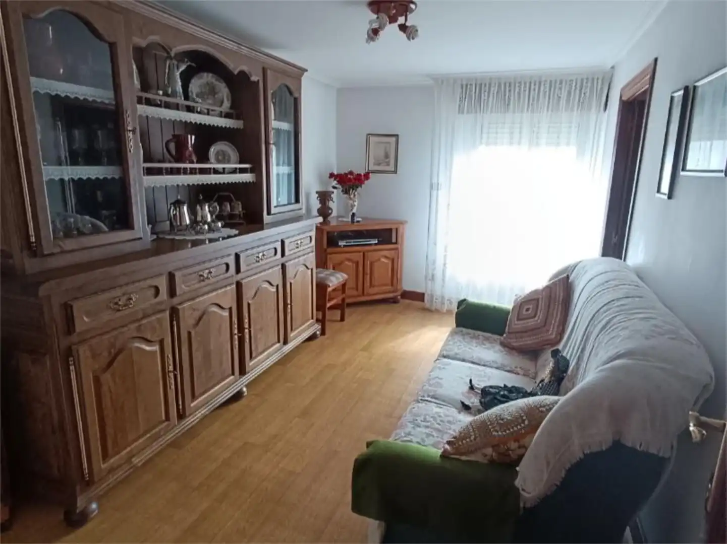 Casa adosada en venta en Valle de Valdebezana Sala de estar de Casa adosada en venta en Valle de Valdebezana con Calefacción, Jardín privado y Parquet