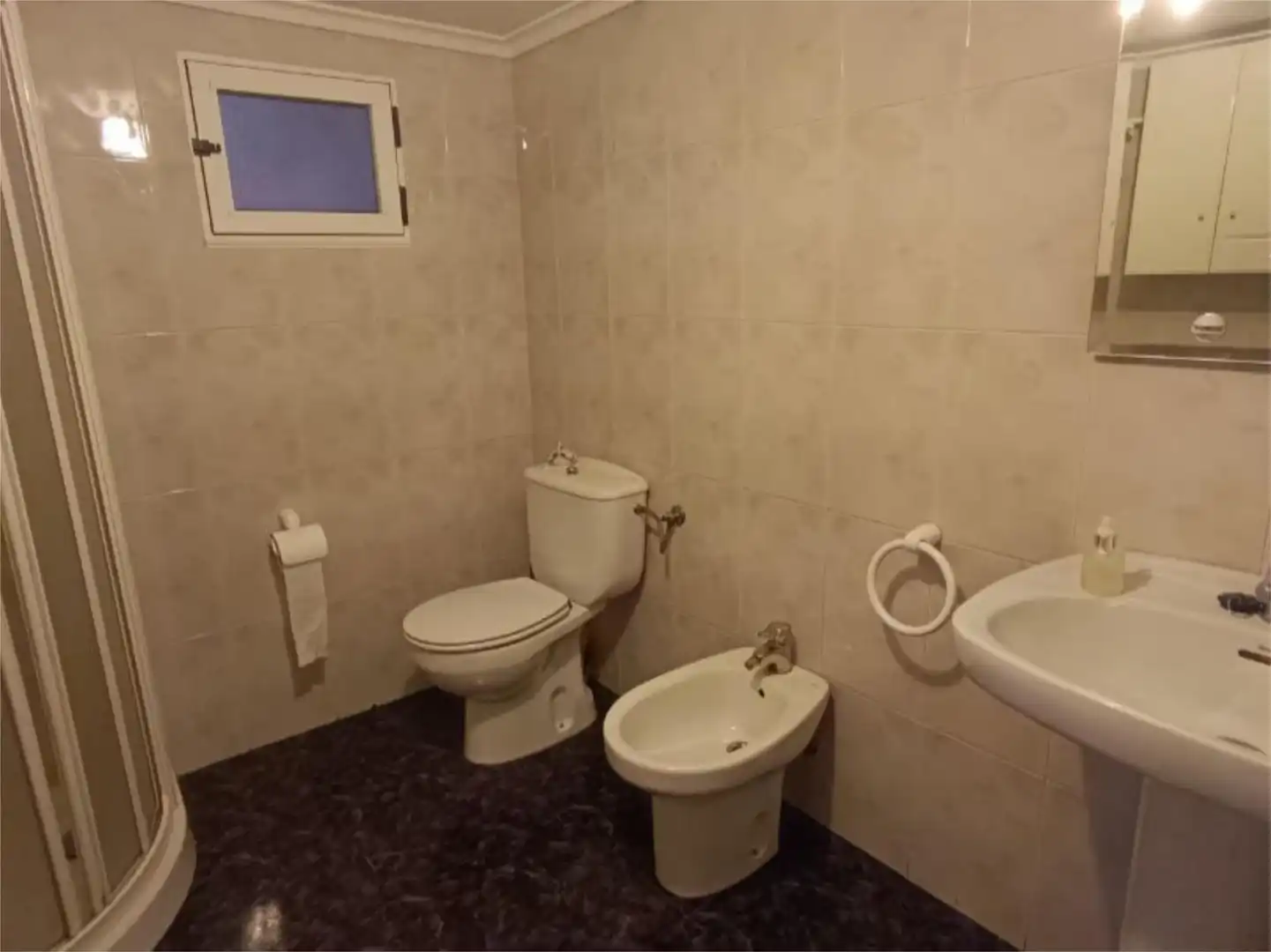 Casa adosada en venta en Valle de Valdebezana Baño de Casa adosada en venta en Valle de Valdebezana con Calefacción, Jardín privado y Parquet