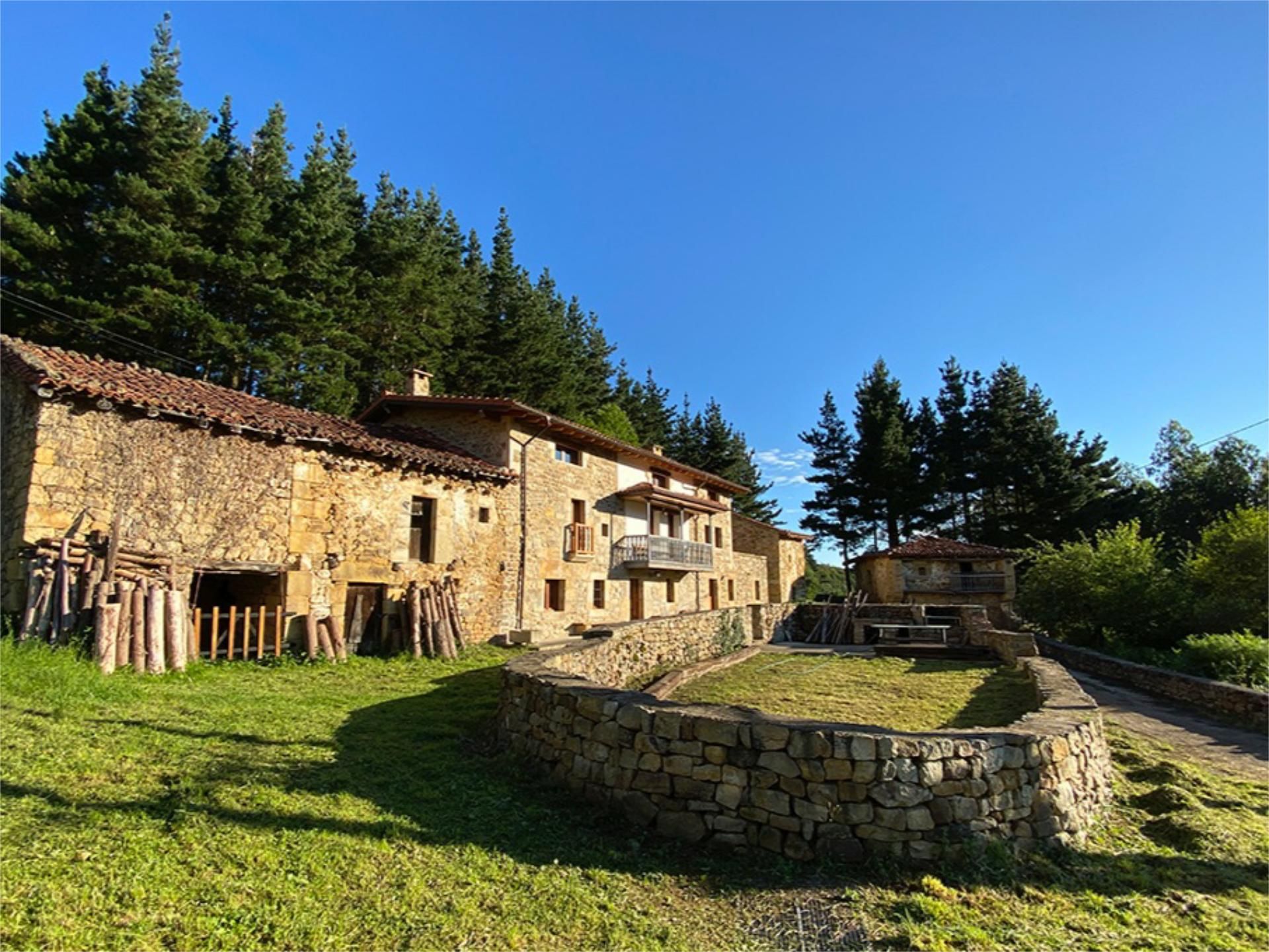Vista exterior de Casa o xalet de lloguer en Luena  amb Calefacció, Jardí privat i Moblat