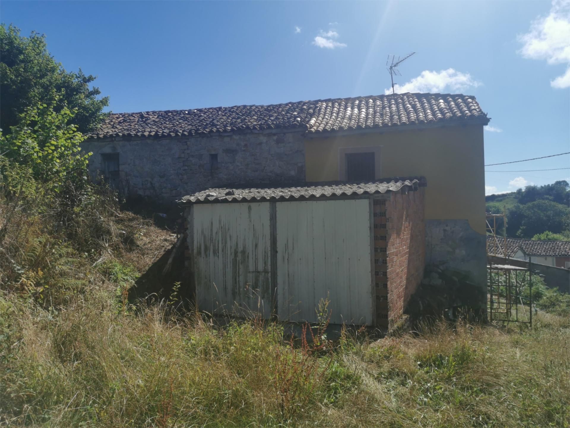 Außenansicht von Country house zum verkauf in Belmonte de Miranda mit Privatgarten und Abstellraum