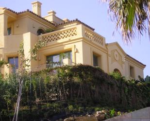 Vista exterior de Casa o xalet en venda en Sotogrande amb Aire condicionat, Terrassa i Piscina