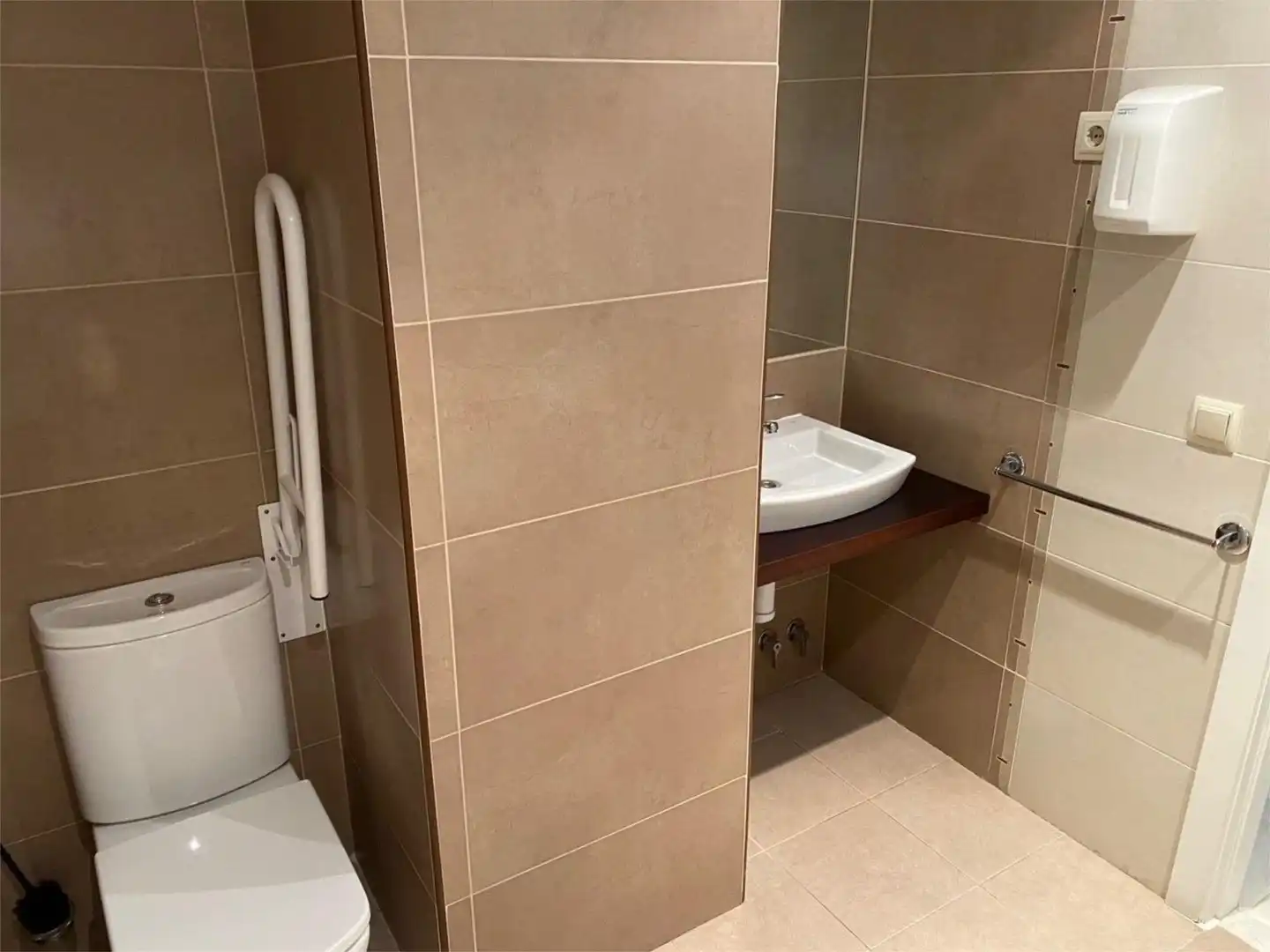 Badezimmer von Geschaftsraum zum Verkauf in Alcalá de Henares mit Klimaanlage und Heizung