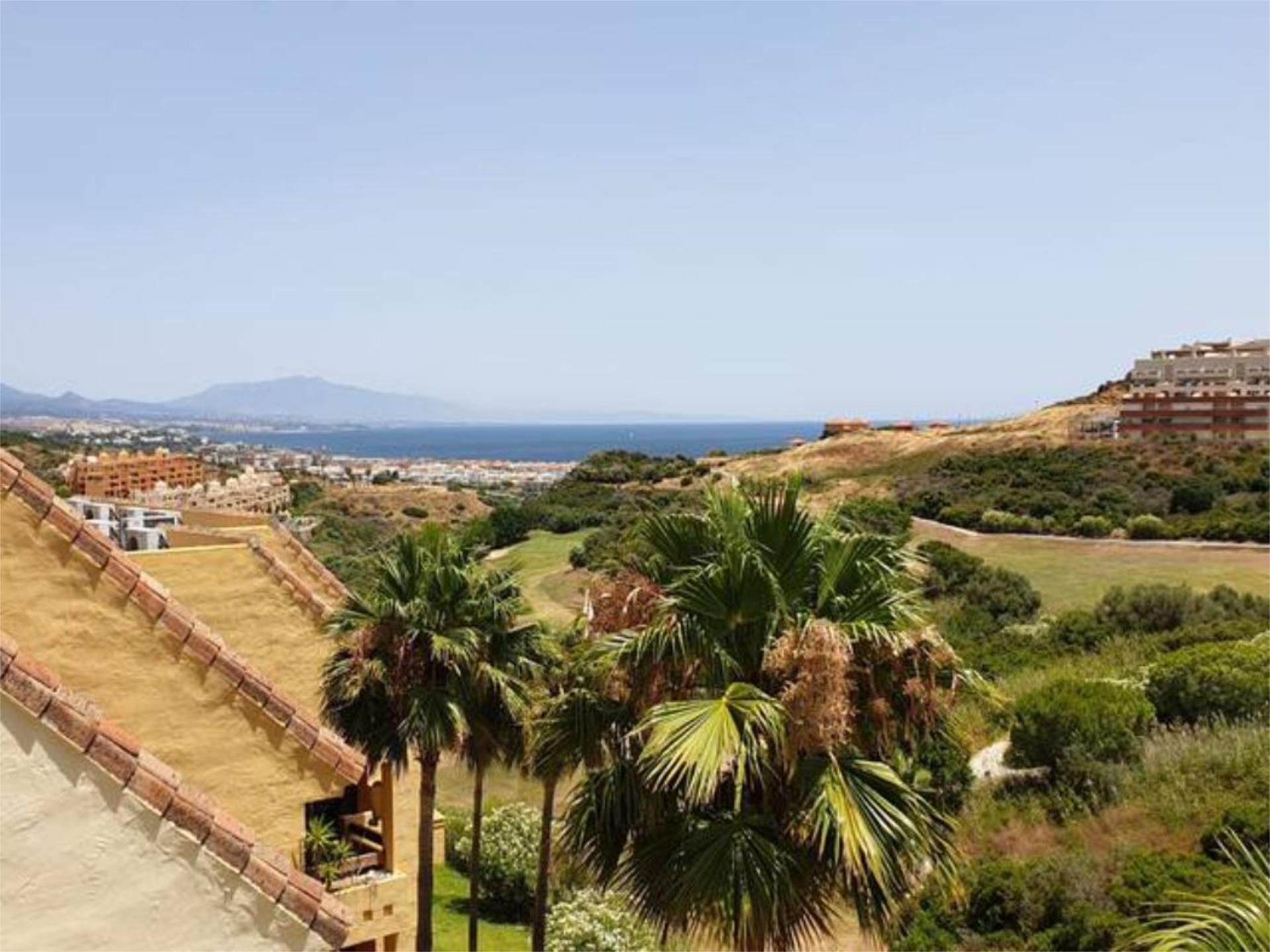Vista exterior de Àtic en venda en Manilva amb Aire condicionat, Terrassa i Piscina