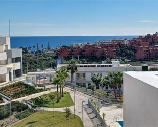 Vista exterior de Àtic en venda en Estepona amb Aire condicionat, Terrassa i Piscina