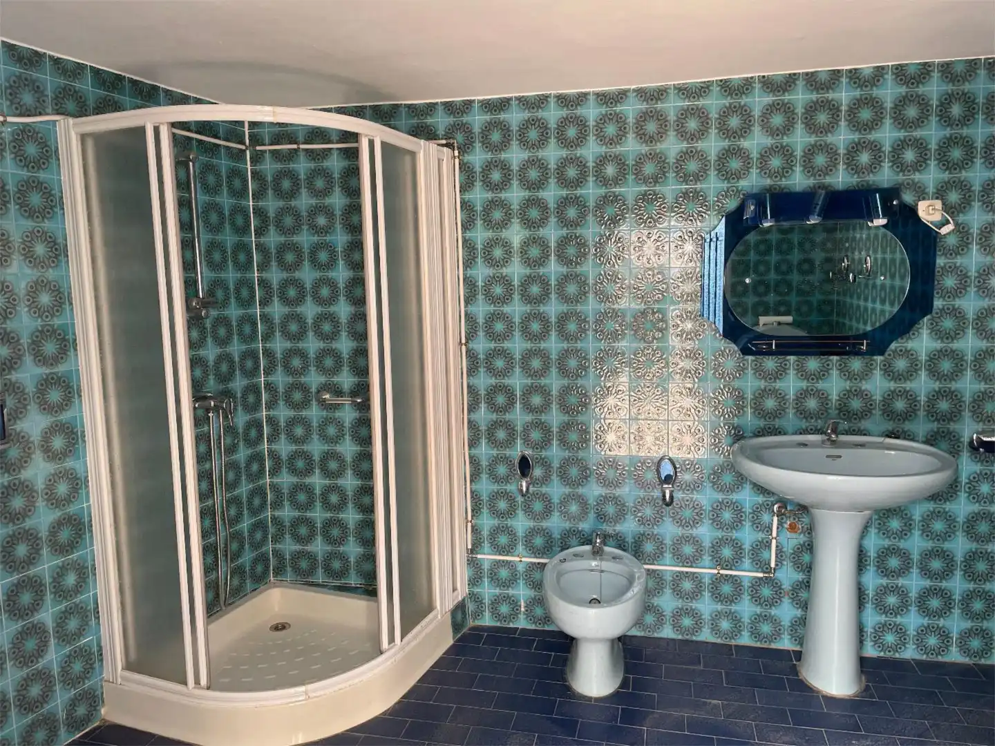 Casa adosada en venta en Calle Mártires de la Guerra, 54, Almoharín Baño de Casa adosada en venta en Almoharín con Trastero y Amueblado