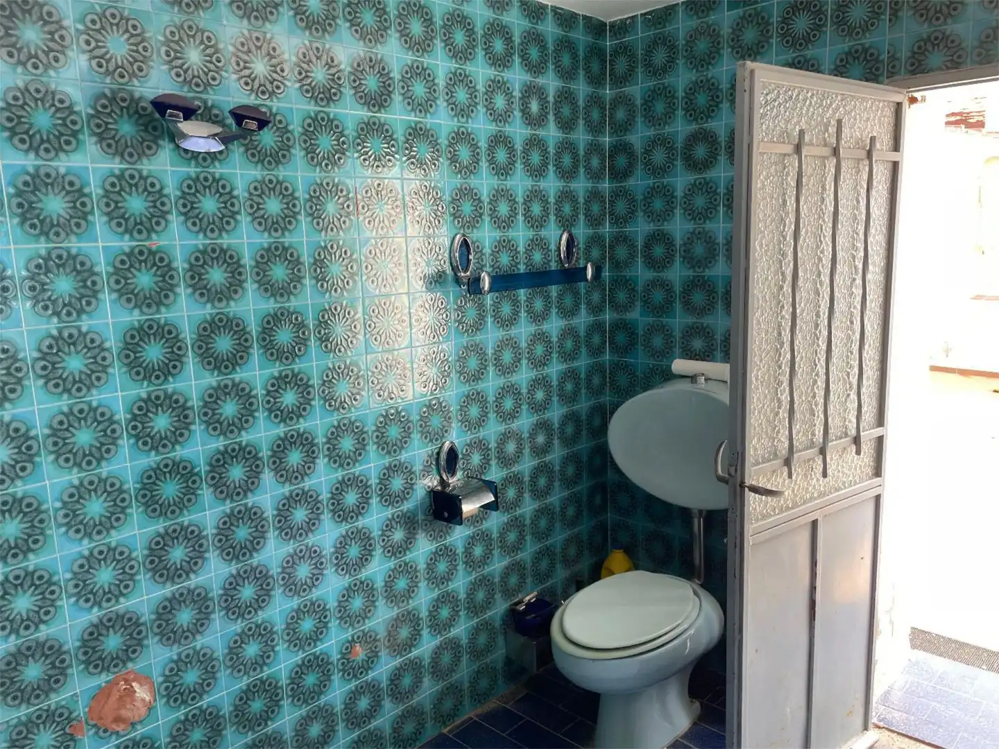 Casa adosada en venta en Calle Mártires de la Guerra, 54, Almoharín Baño de Casa adosada en venta en Almoharín con Trastero y Amueblado