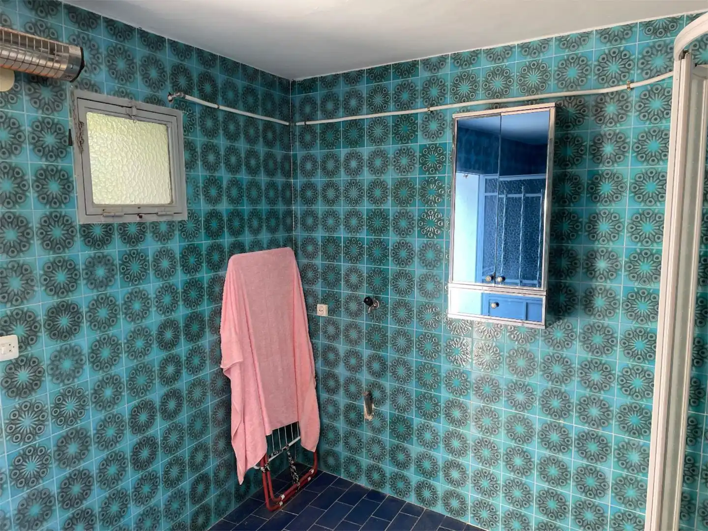 Casa adosada en venta en Calle Mártires de la Guerra, 54, Almoharín Baño de Casa adosada en venta en Almoharín con Trastero y Amueblado