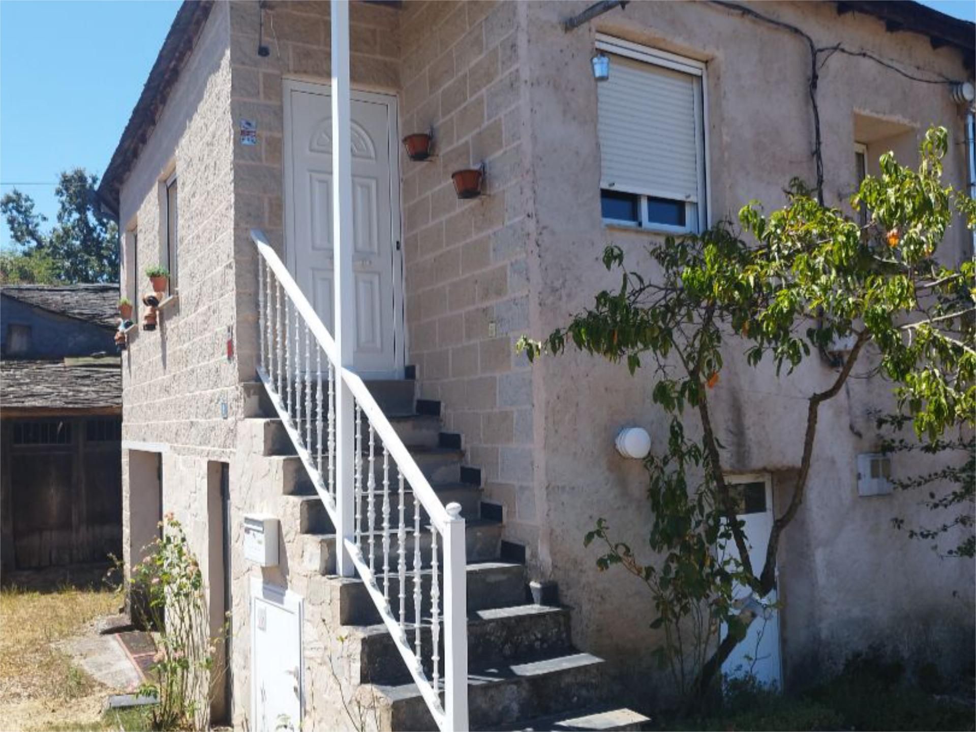 Vista exterior de Casa adosada en venda en Carucedo amb Calefacció, Jardí privat i Traster