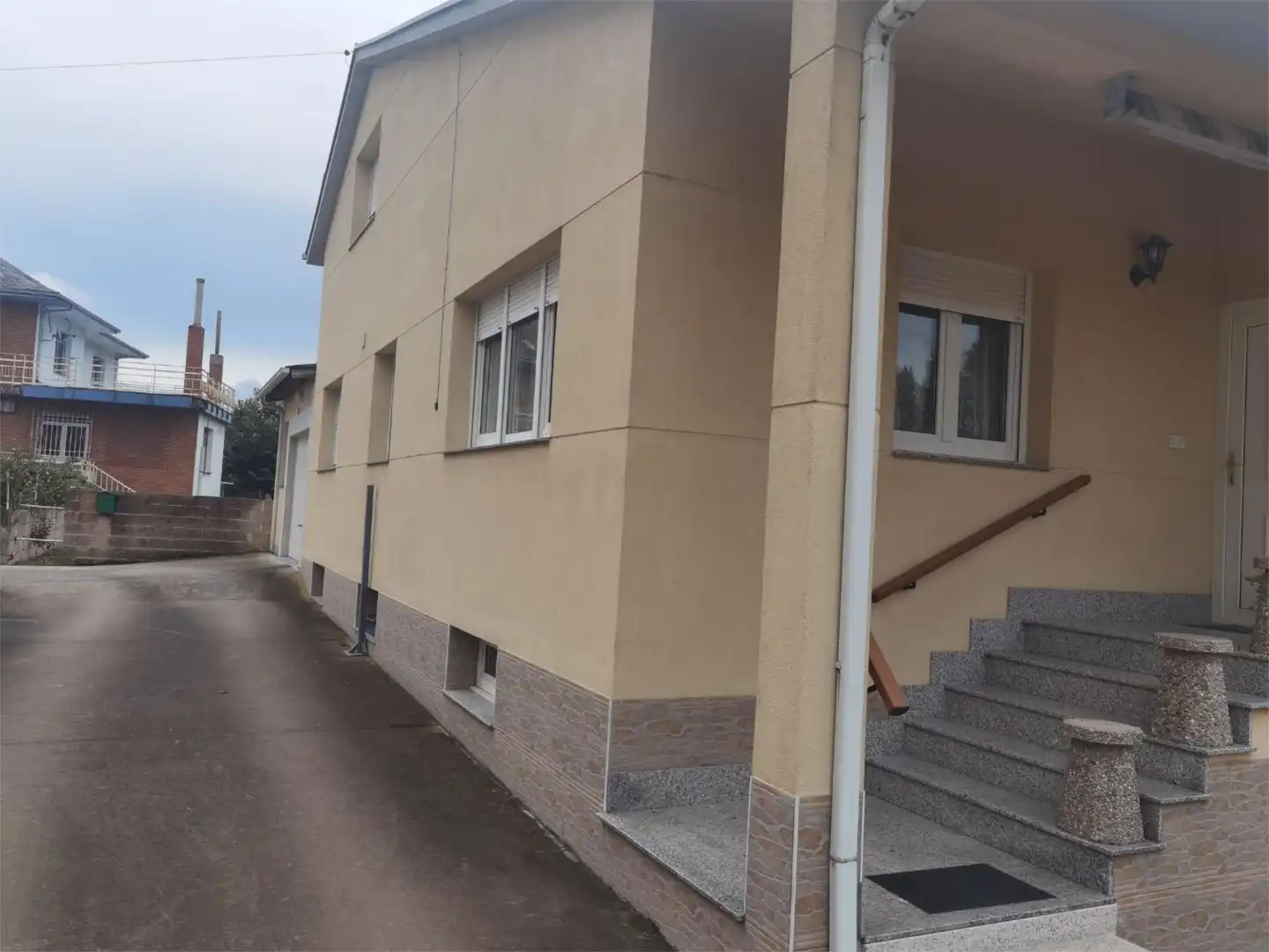 Casa o xalet en venda a Avenida de Portugal, 228, Flores de Sil - La Placa Vista exterior de Casa o xalet en venda en Ponferrada amb Calefacció, Jardí privat i Moblat