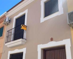 Vista exterior de Casa adosada en venda en La Palma del Condado amb Aire condicionat