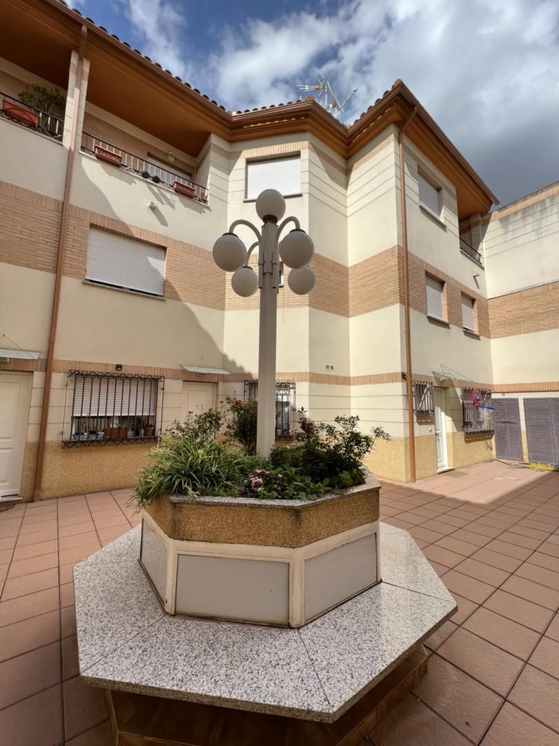 Vista exterior de Casa adosada en venda en  Granada Capital amb Aire condicionat i Terrassa
