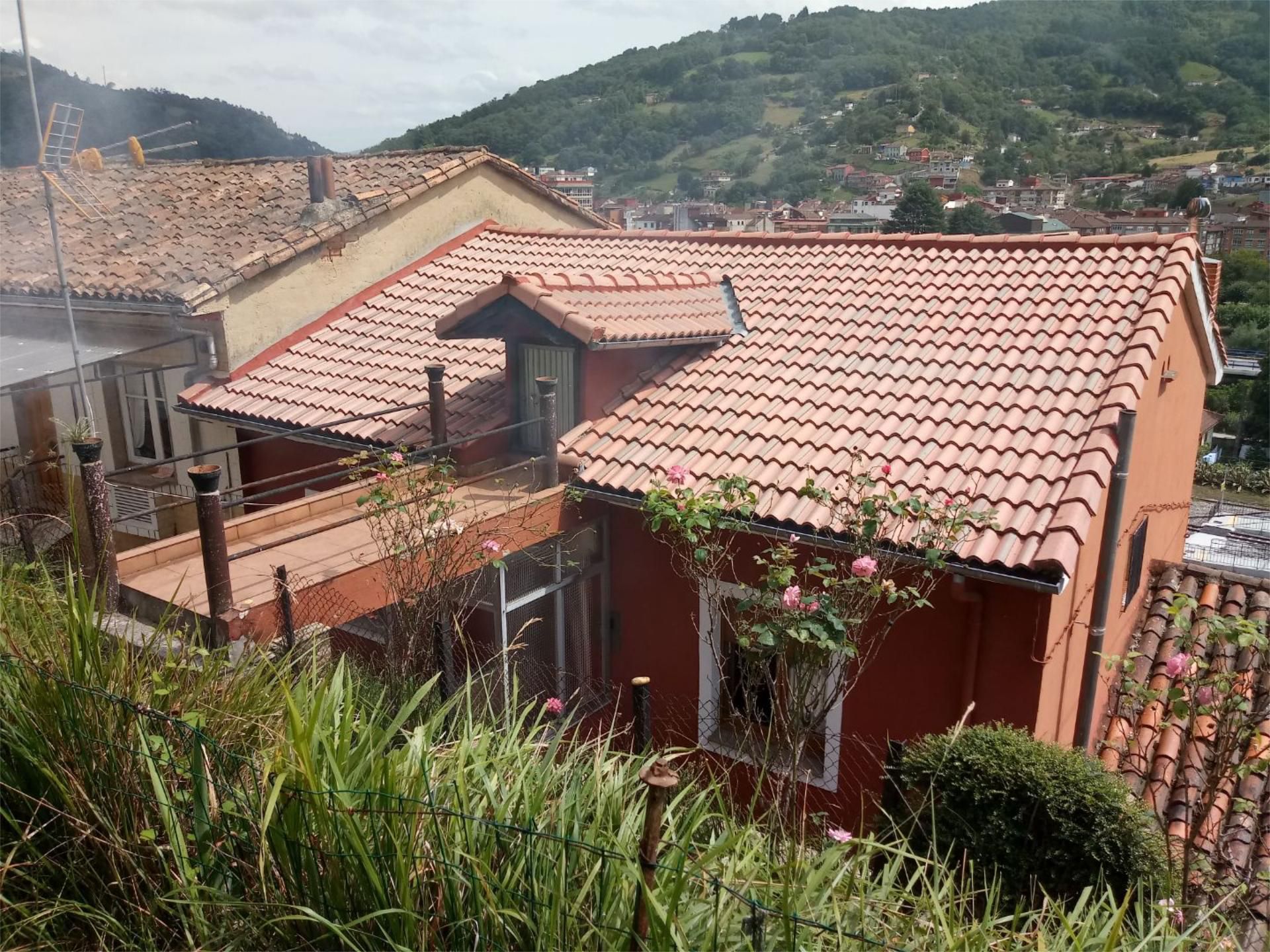 Vista exterior de Casa adosada en venda en San Martín del Rey Aurelio amb Terrassa