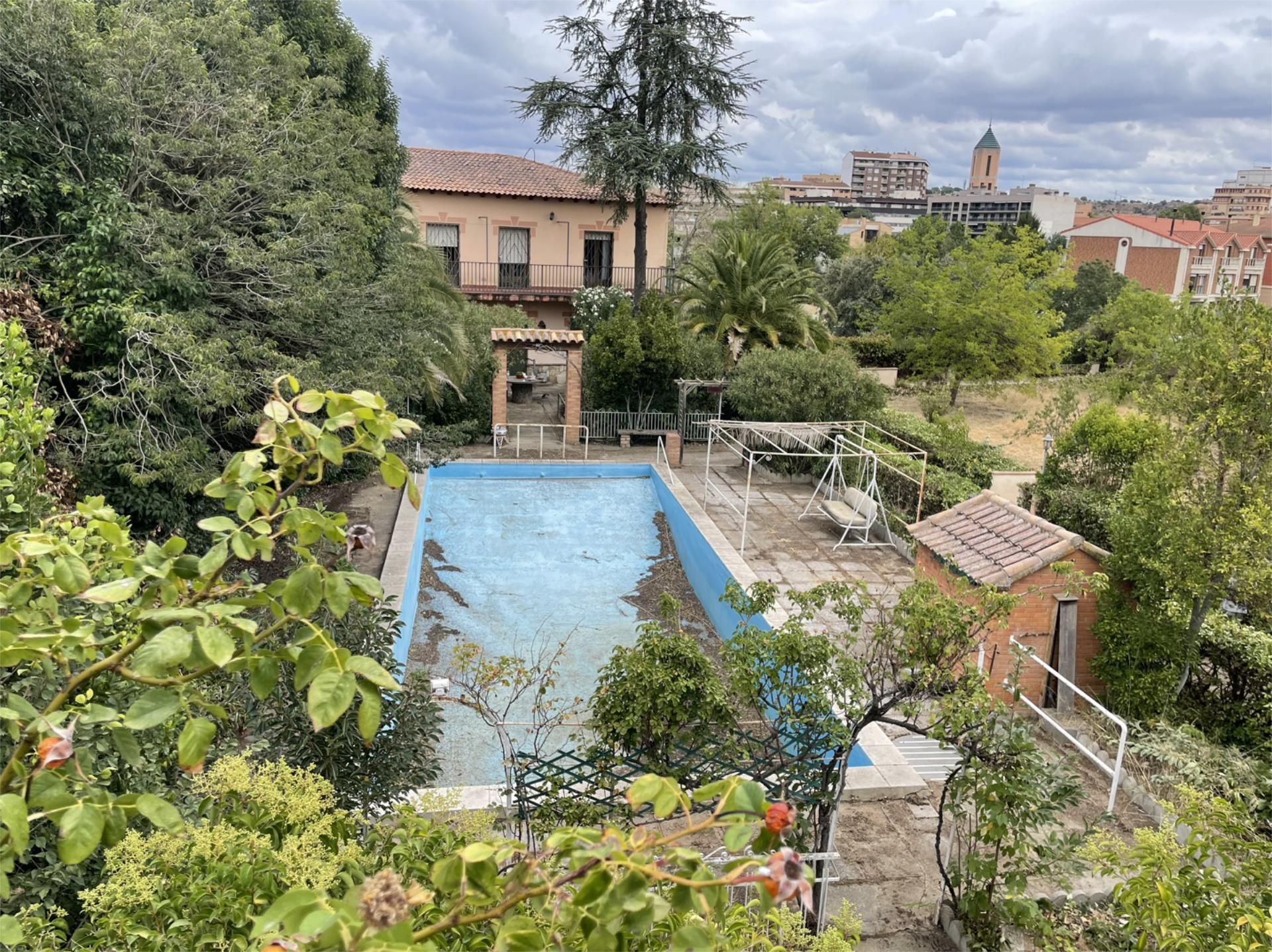 Piscina de Casa o xalet en venda en Monzón amb Jardí privat, Terrassa i Traster