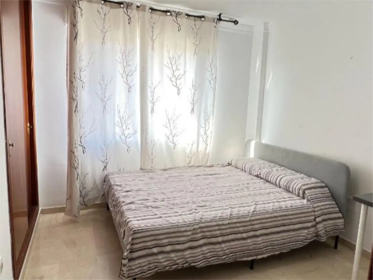Habitació a Calle Boulevard, 2, Parque de la Paloma Dormitori de Apartament per a compartir en Benalmádena amb Aire condicionat, Calefacció i Jardí privat