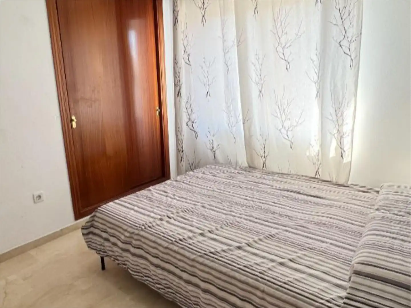Habitació a Calle Boulevard, 2, Parque de la Paloma Dormitori de Apartament per a compartir en Benalmádena amb Aire condicionat, Calefacció i Jardí privat