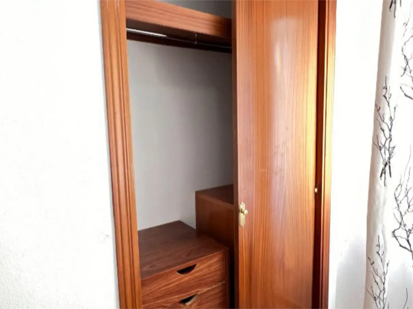 Habitació a Calle Boulevard, 2, Parque de la Paloma Dormitori de Apartament per a compartir en Benalmádena amb Aire condicionat, Calefacció i Jardí privat