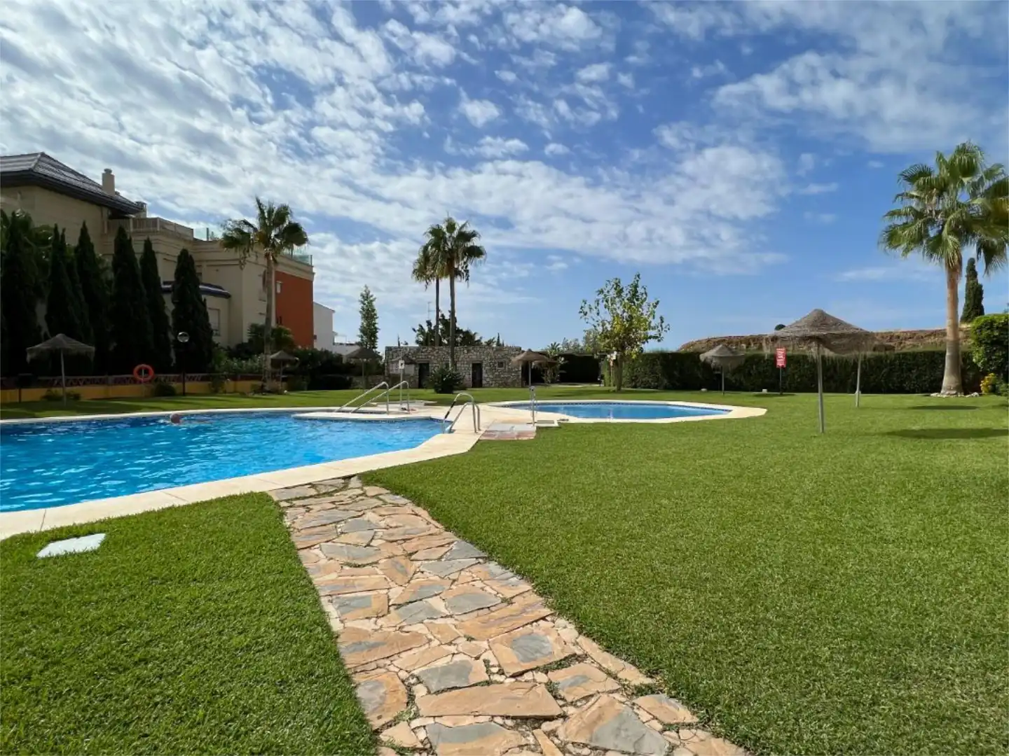 Habitació a Calle Boulevard, 2, Parque de la Paloma Piscina de Apartament per a compartir en Benalmádena amb Aire condicionat, Calefacció i Jardí privat