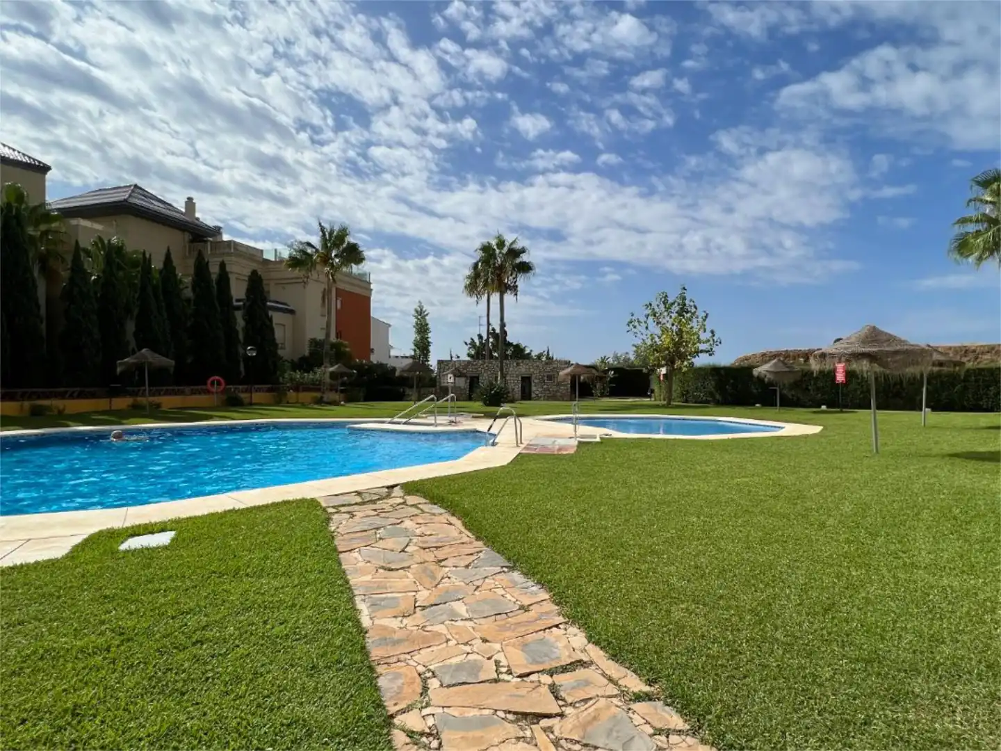Habitació a Calle Boulevard, 2, Parque de la Paloma Piscina de Apartament per a compartir en Benalmádena amb Aire condicionat, Calefacció i Jardí privat