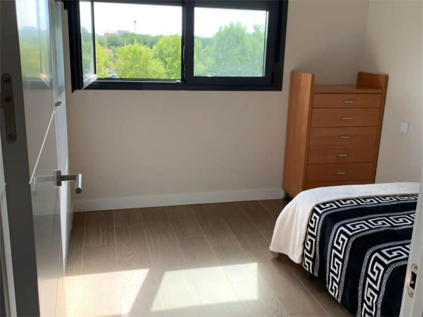 Habitación de Piso para compartir en  Madrid Capital con Aire acondicionado, Calefacción y Jardín privado