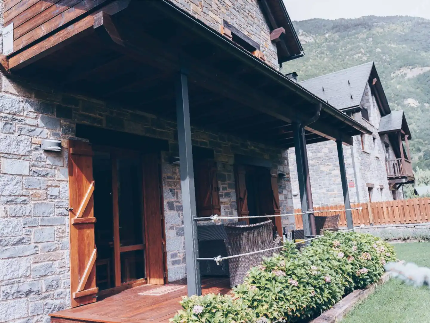 Vista exterior de Casa o xalet en venda en Benasque amb Calefacció, Jardí privat i Parquet