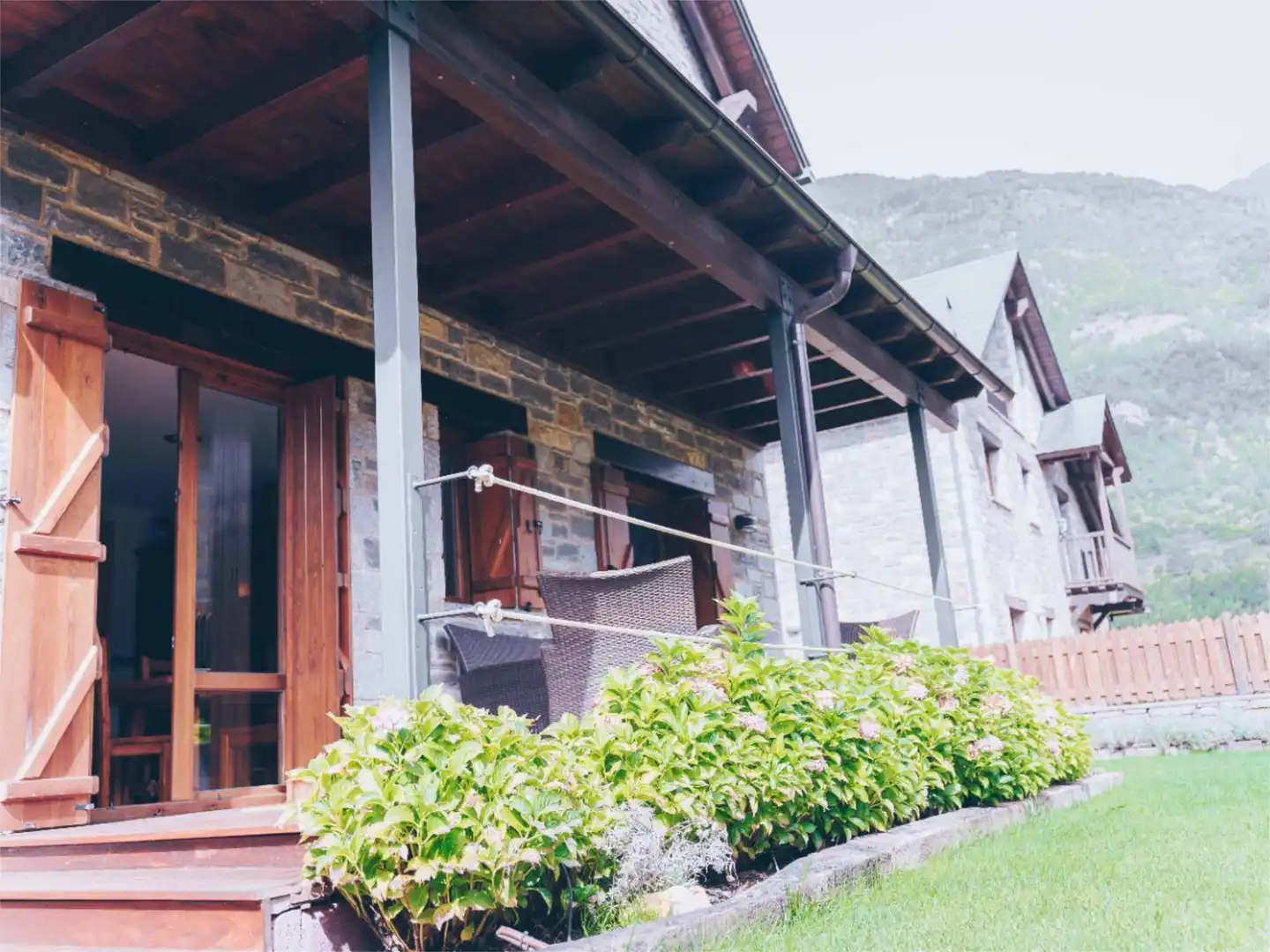 Vista exterior de Casa o xalet en venda en Benasque amb Calefacció, Jardí privat i Parquet