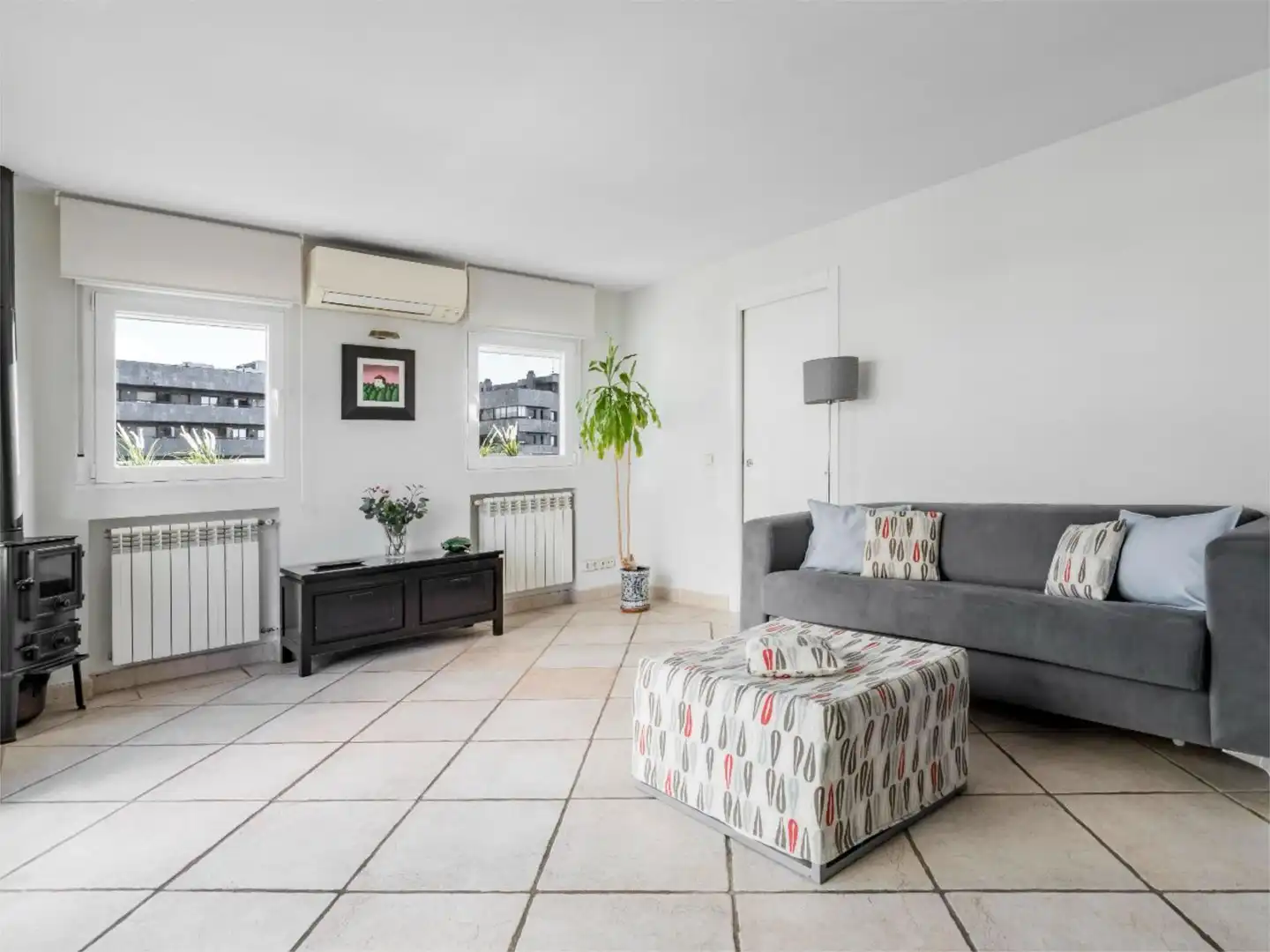 Flat for rent in Calle del Pensamiento, 27, Castillejos - Cuzco Living room of Flat for rent in Madrid with Air Conditioner, Heating and Private garden