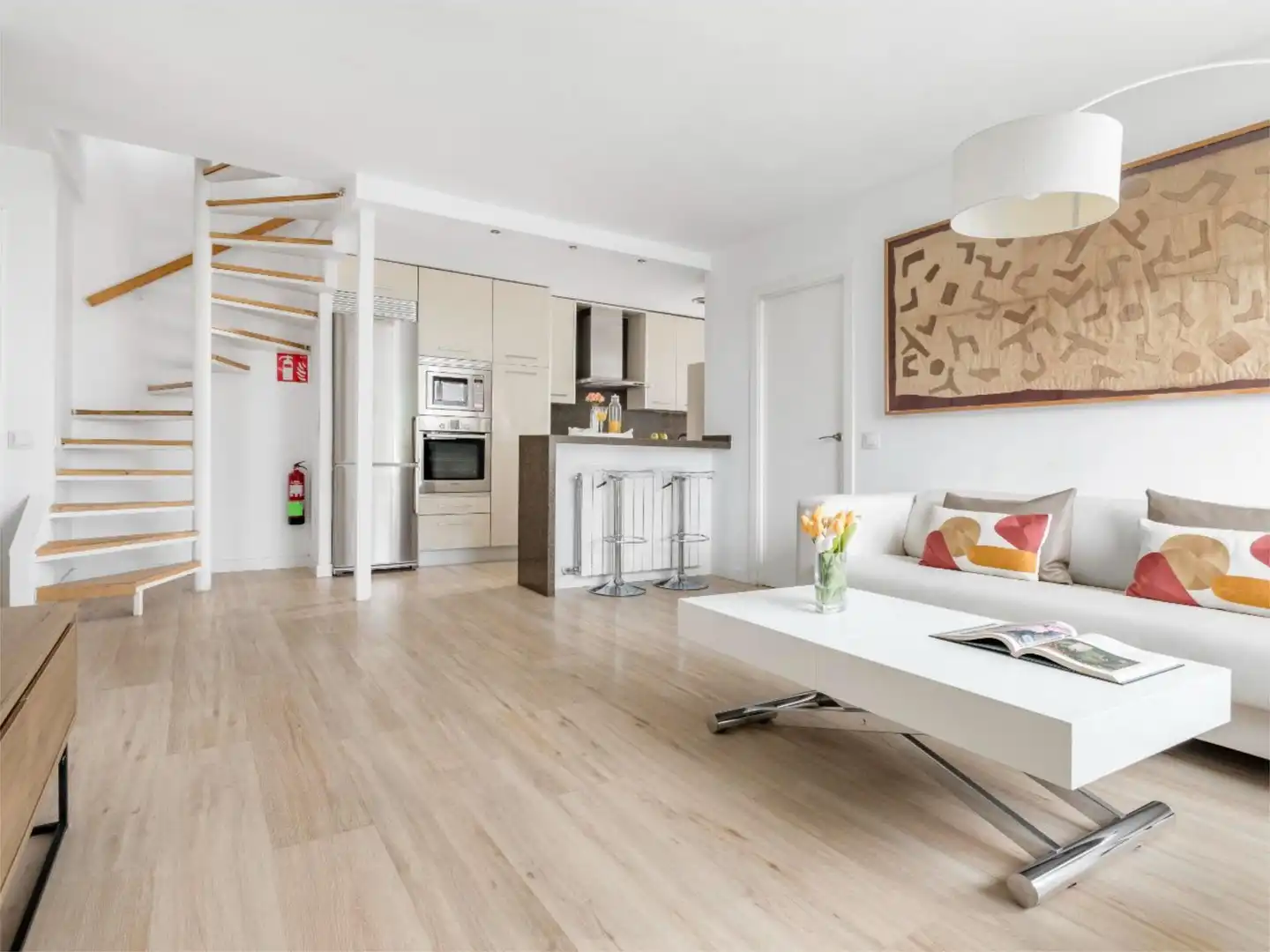 Flat for rent in Calle del Pensamiento, 27, Castillejos - Cuzco Living room of Flat for rent in Madrid with Air Conditioner, Heating and Private garden