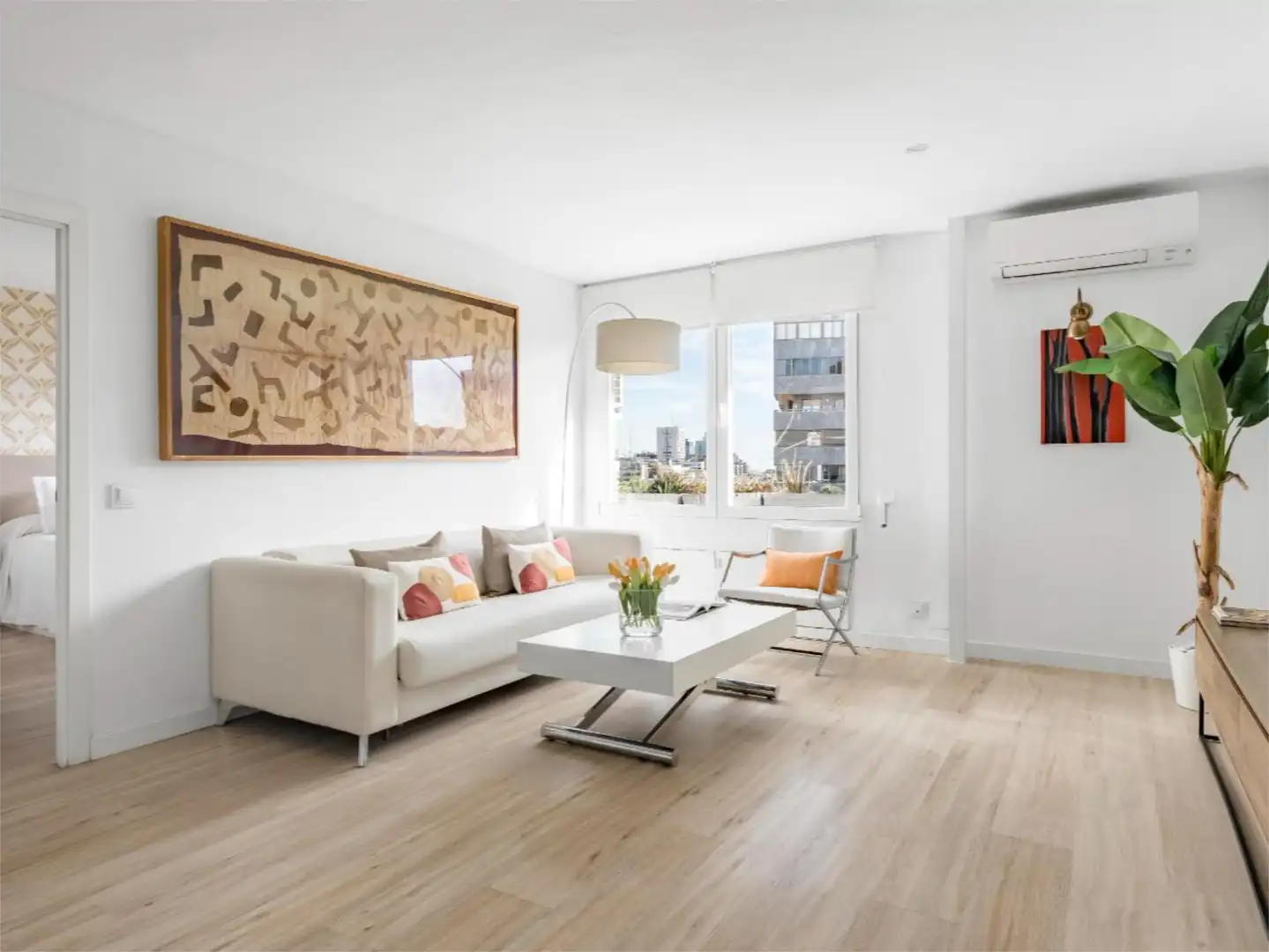 Flat for rent in Calle del Pensamiento, 27, Castillejos - Cuzco Living room of Flat for rent in Madrid with Air Conditioner, Heating and Private garden
