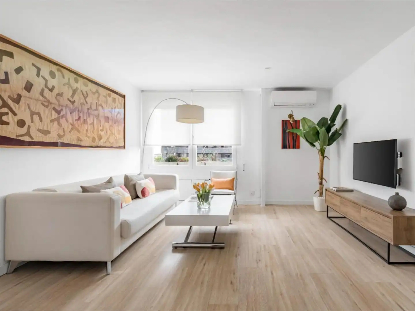 Flat for rent in Calle del Pensamiento, 27, Castillejos - Cuzco Living room of Flat for rent in Madrid with Air Conditioner, Heating and Private garden