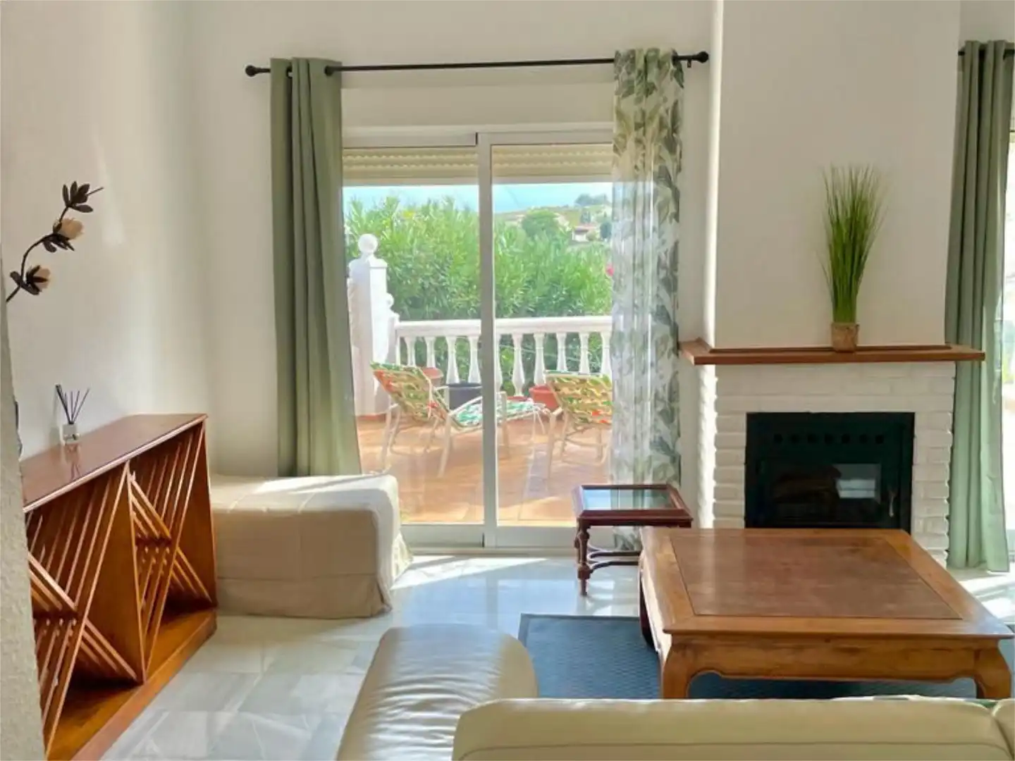 Wohnung zum Verkauf in Calle Doctor Álvarez Leiva, 21, Manilva Pueblo Wohnzimmer von Wohnung zum Verkauf in Manilva mit Klimaanlage, Terrasse und Schwimmbad