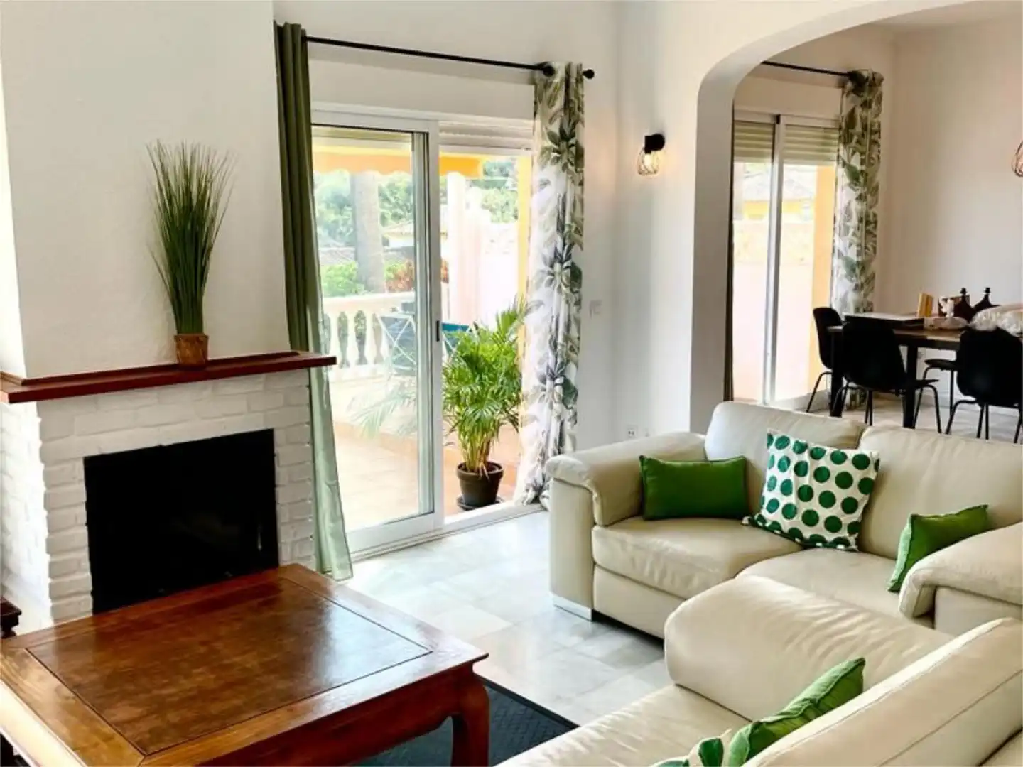 Wohnung zum Verkauf in Calle Doctor Álvarez Leiva, 21, Manilva Pueblo Wohnzimmer von Wohnung zum Verkauf in Manilva mit Klimaanlage, Terrasse und Schwimmbad