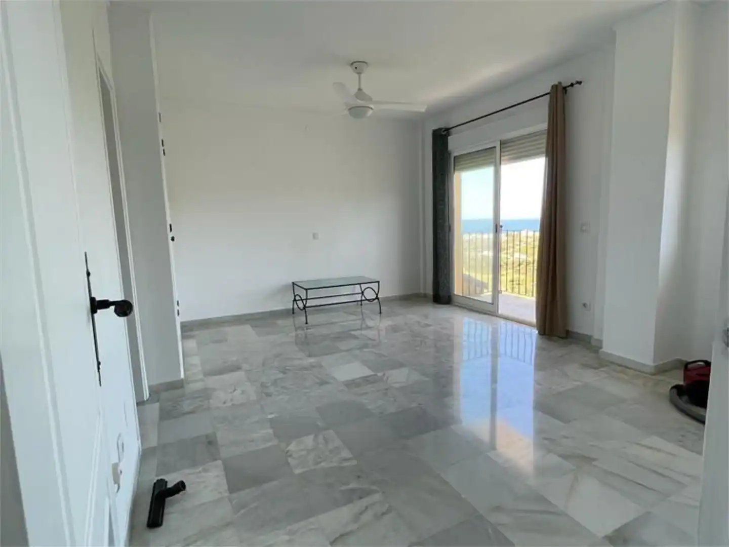 Wohnung zum Verkauf in Calle Doctor Álvarez Leiva, 21, Manilva Pueblo Wohnzimmer von Wohnung zum Verkauf in Manilva mit Klimaanlage, Terrasse und Schwimmbad