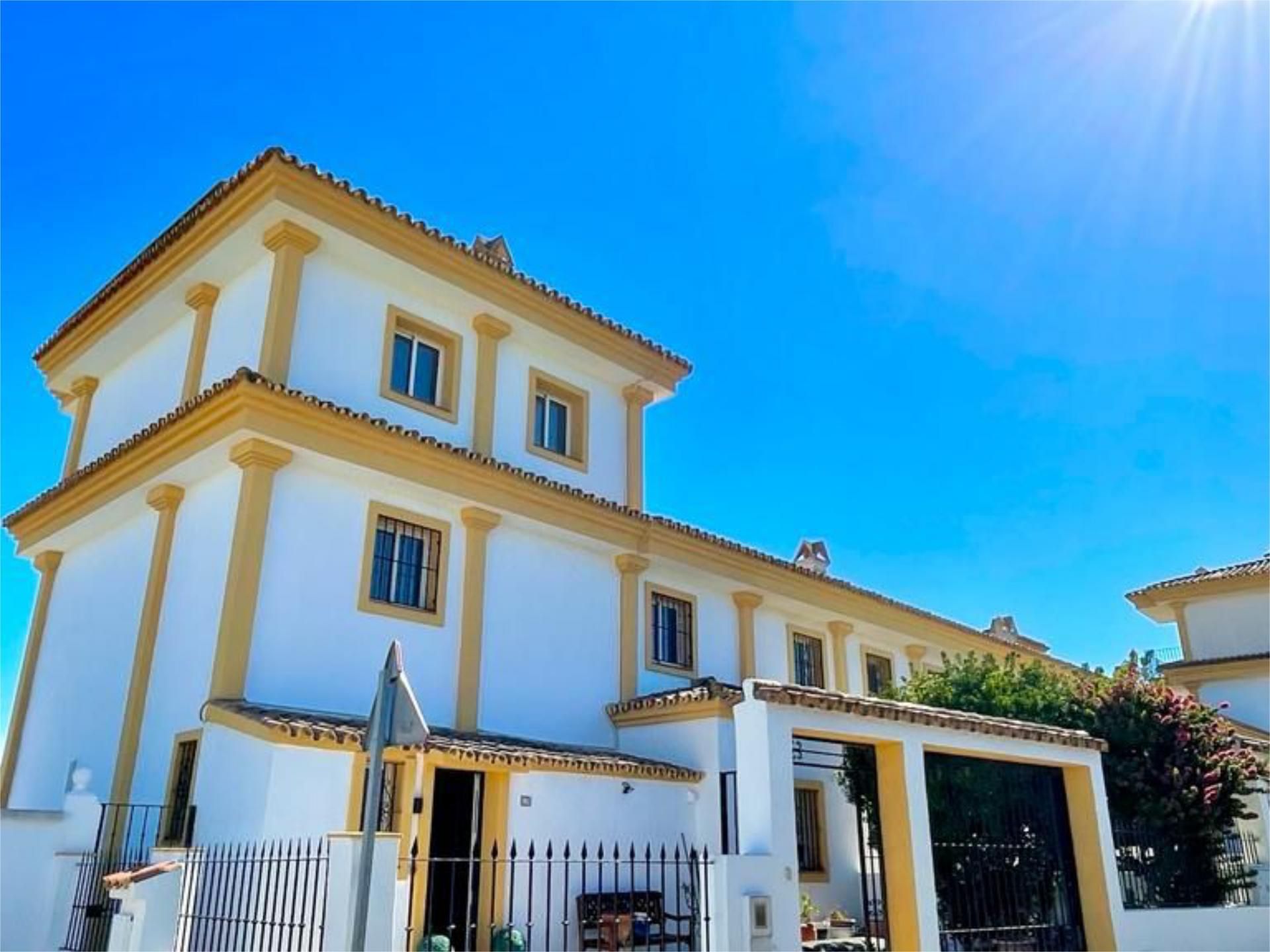 Vista exterior de Casa adosada en venda en Manilva amb Aire condicionat, Calefacció i Jardí privat