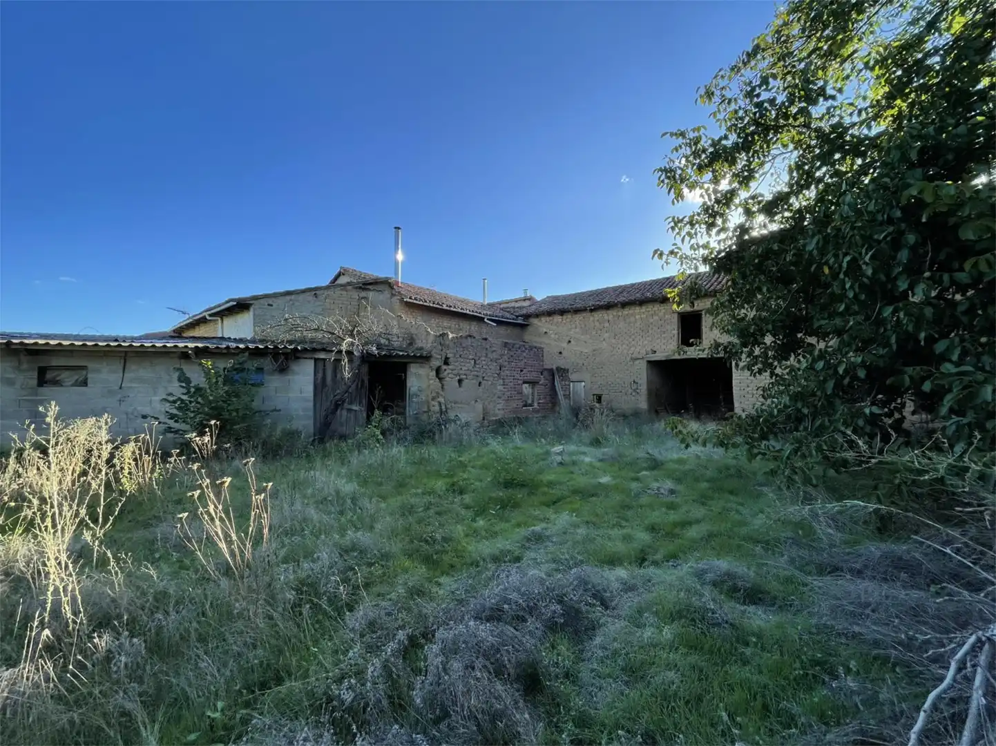 Finca rústica en venda a Calle los Robles, 12, Vegas del Condado Vista exterior de Finca rústica en venda en Vegas del Condado amb Jardí privat