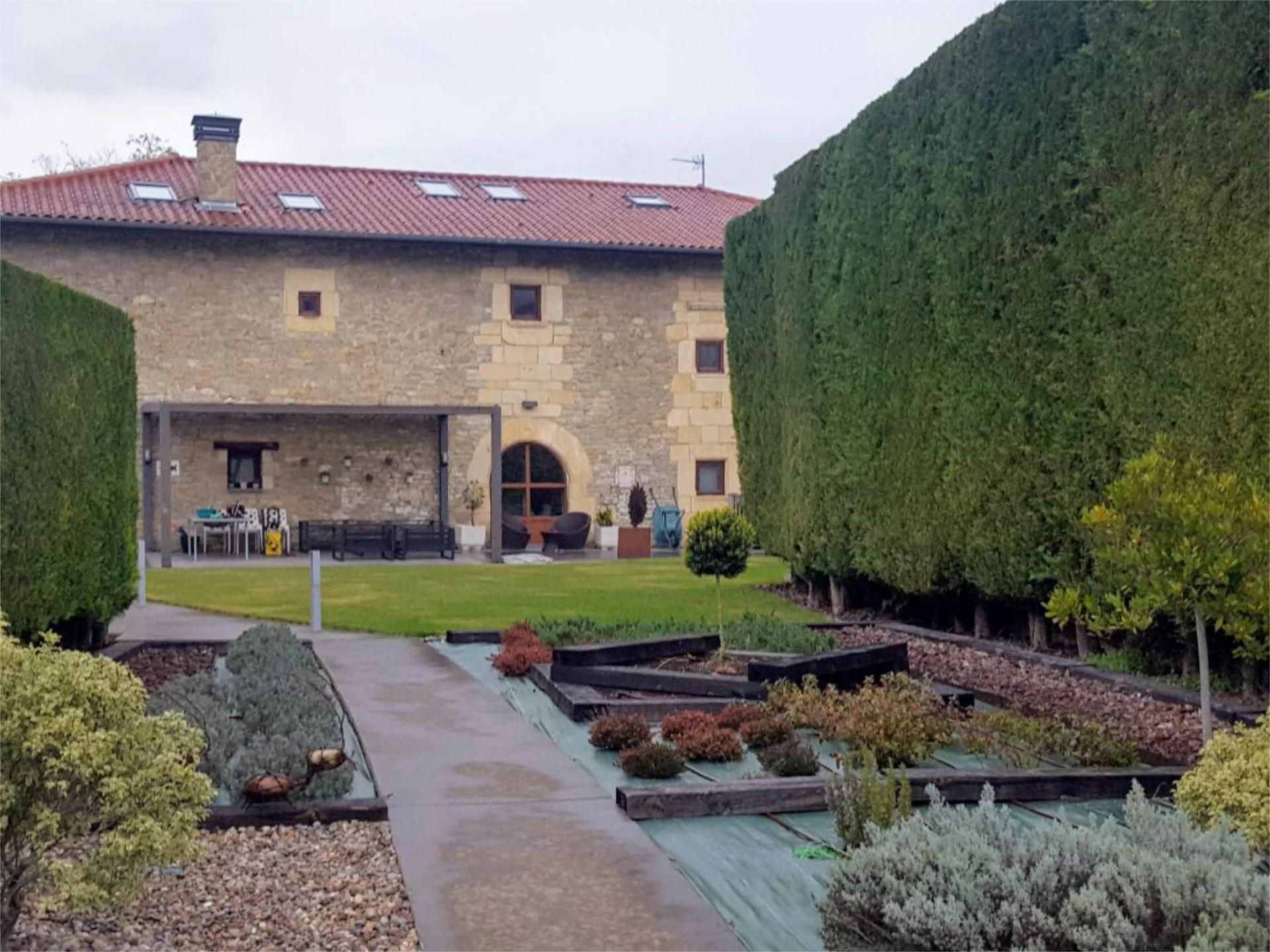 Vista exterior de Casa o xalet en venda en Vitoria - Gasteiz amb Piscina