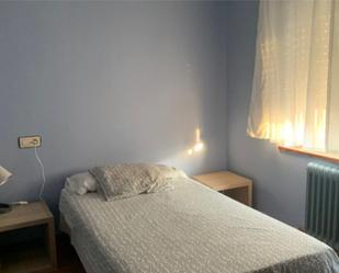 Dormitori de Pis de lloguer en Linares de Riofrío amb Balcó