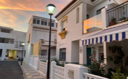 Casa adosada en alquiler en salobreña costa