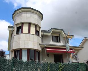 Vista exterior de Casa o xalet en venda en Camargo amb Terrassa i Balcó