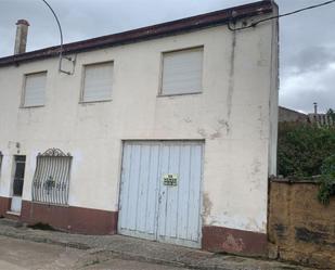 Vista exterior de Casa o xalet en venda en Riego de la Vega amb Terrassa