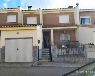 Vista exterior de Casa adosada en venda en Los Navalmorales amb Terrassa i Balcó