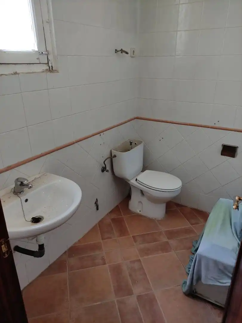 Einfamilien-Reihenhaus zum Verkauf in Calle Puerta de Madridejos, 3, Consuegra Badezimmer von Einfamilien-Reihenhaus zum Verkauf in Consuegra mit Heizung, Abstellraum und Ofen