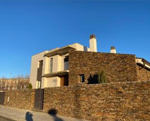 Vista exterior de Casa o xalet en venda en Mollerussa amb Aire condicionat, Terrassa i Piscina