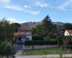 Vista exterior de Pis en venda en Manzanares El Real amb Aire condicionat, Terrassa i Piscina