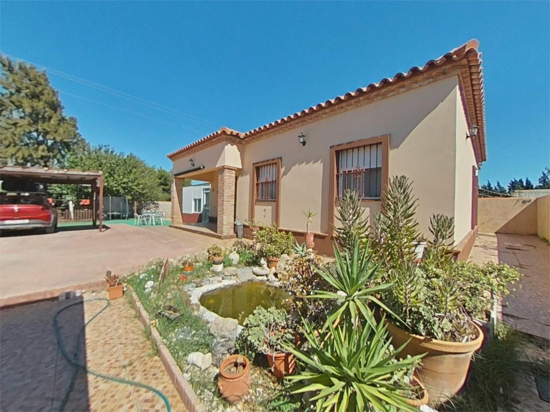 Vista exterior de Casa o xalet en venda en Chiclana de la Frontera amb Aire condicionat, Calefacció i Jardí privat
