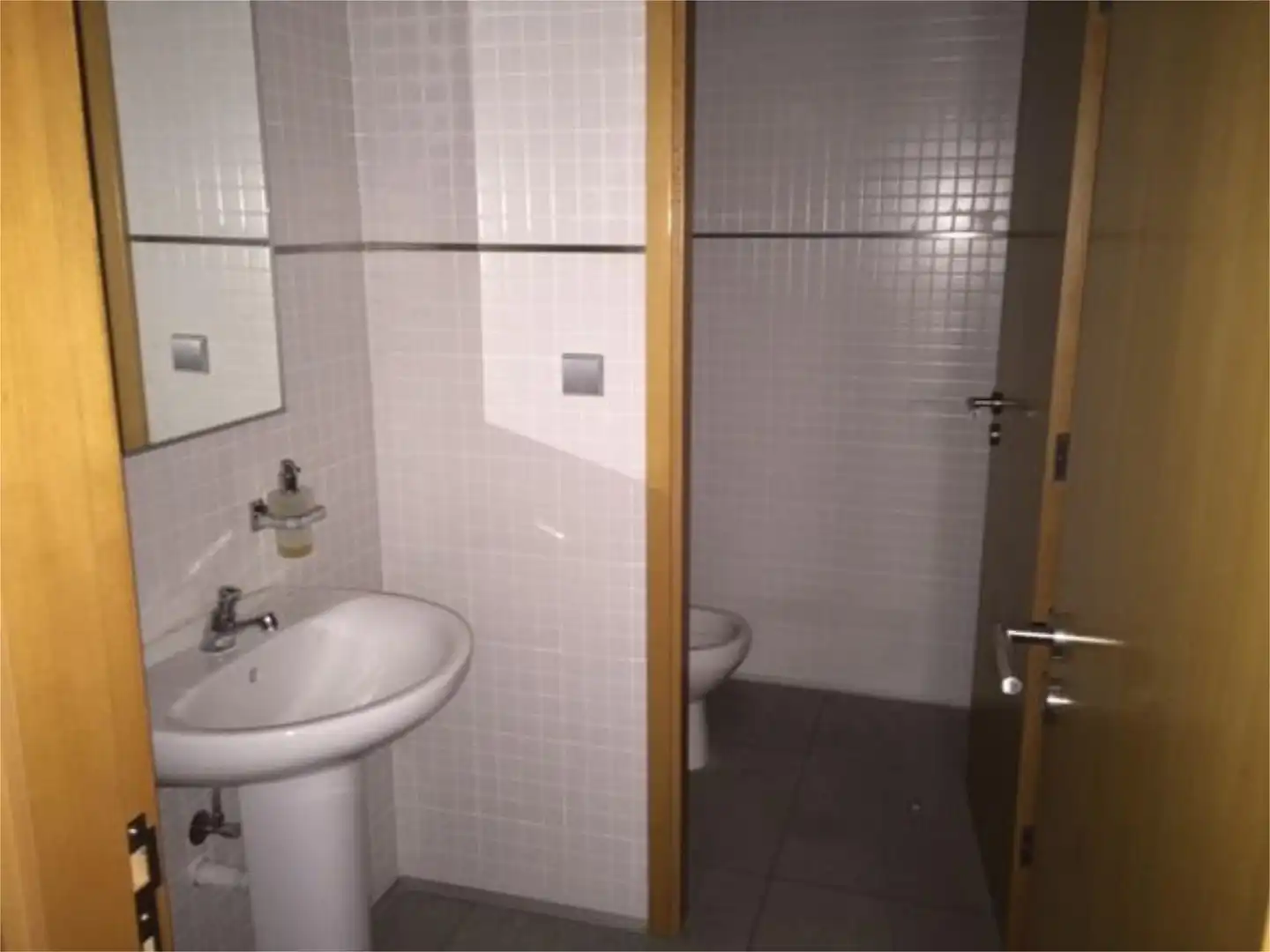 Commercial properties for rent in Calle El Pedroso, 23, Tordesillas Bathroom of Commercial properties for rent in Tordesillas with Air Conditioner and Heating