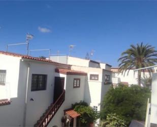 Vista exterior de Casa adosada en venda en Arona amb Aire condicionat, Terrassa i Piscina